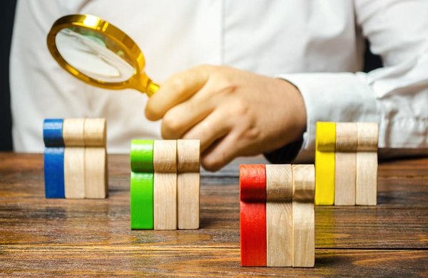 Comment les réseaux neuronaux convolutifs (CNN) améliorent-ils le classement d'images sur un site web ?